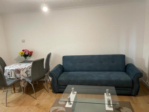 Charming Escape: 2BR Home with Parking 휴식 공간