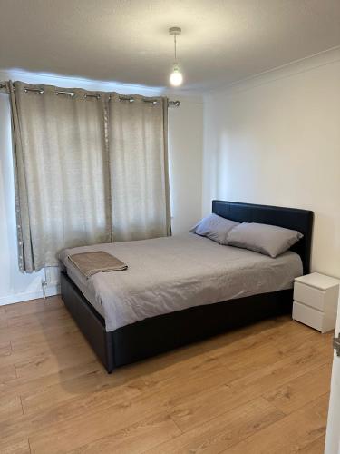 Charming Escape: 2BR Home with Parkingにあるベッド