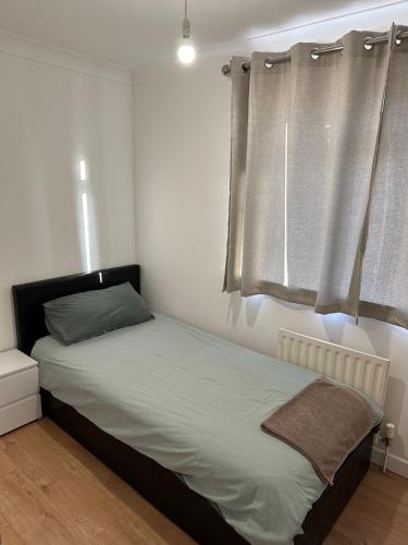 Charming Escape: 2BR Home with Parkingにあるベッド