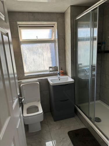 Charming Escape: 2BR Home with Parkingにあるバスルーム