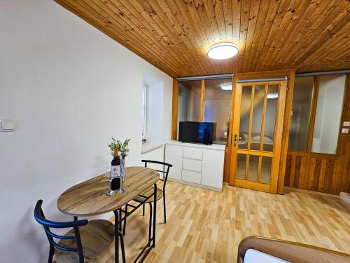 โทรทัศน์และ/หรือระบบความบันเทิงของ Apartment Kanavelić in Old town Korčula