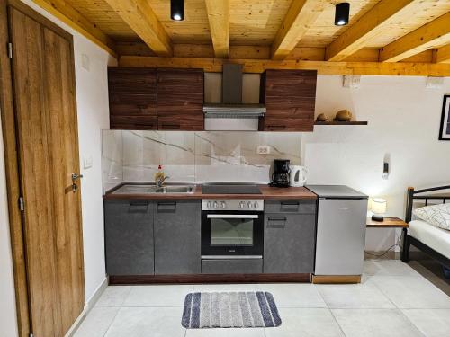 cocina con fregadero y fogones horno superior en Apartment Revelin in Old town Korčula, en Korčula