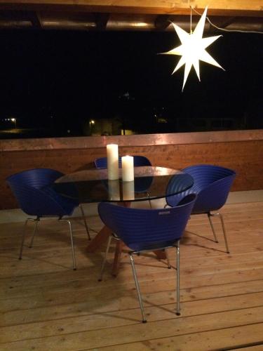 a dining table with blue chairs and a star at Alpenglück de Luxe Ferienwohnung am Forggensee in Schwangau