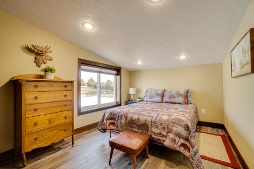 - une chambre avec un lit, une commode et une fenêtre dans l'établissement Platte Vacation Rental about 3 Mi to Missouri River!, à Platte