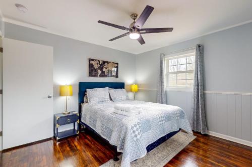 - une chambre avec un lit et un ventilateur de plafond dans l'établissement Half Moon Cottage, à Jacksonville
