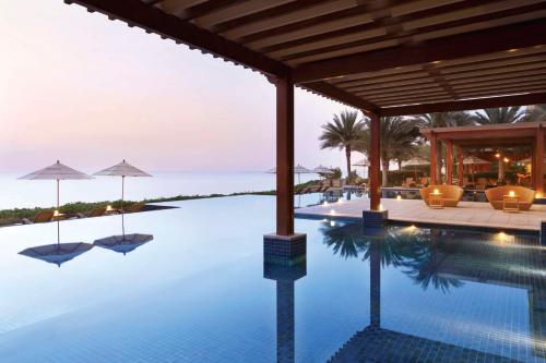 ジブチにあるジブチ パレス ケンピンスキーの海の景色を望むリゾートのプール