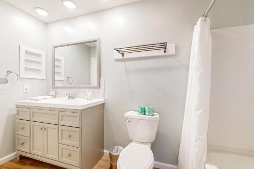een badkamer met een toilet, een wastafel en een spiegel bij Forest Gardens 12 in Hilton Head Island