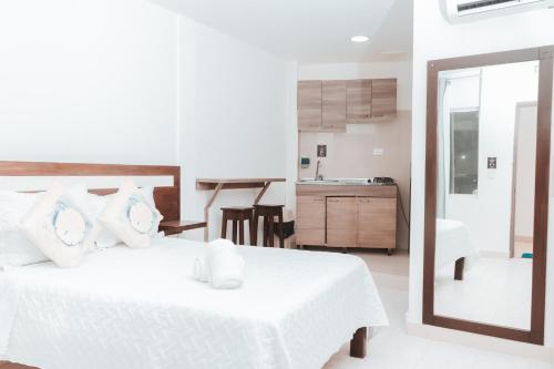 Postel nebo postele na pokoji v ubytování APARTAHOTEL BEIRUT INN