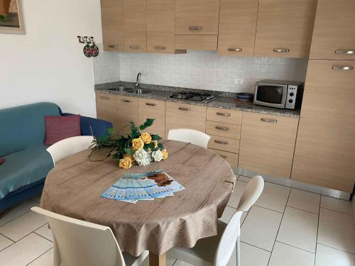 uma cozinha com uma mesa com flores em Apartment in Bibione 49968 em Bibione