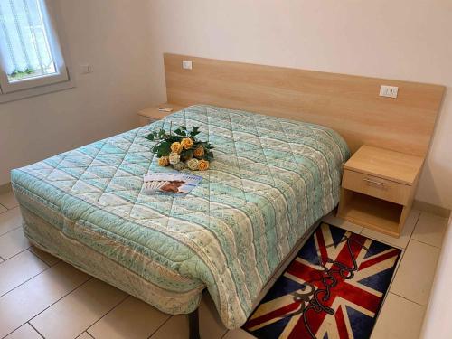 um quarto com uma cama com um arranjo de flores em Apartment in Bibione 49968 em Bibione