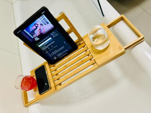 una tableta sentada en una mesa con un celular y gafas en 3BR stay close to Allianz Arena and Munich Airport en Oberschleißheim
