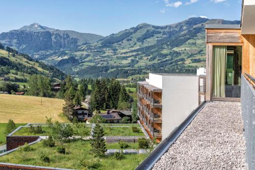 budynek z widokiem na góry w obiekcie Kempinski Hotel Das Tirol w mieście Jochberg