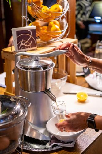 a person is preparing a drink in a juicer at Weinhotel Restaurant Klostermühle in Ockfen