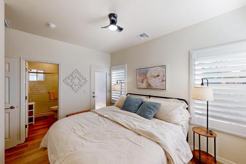 sypialnia z łóżkiem z 2 niebieskimi poduszkami w obiekcie The Stargazer #41 w mieście Flagstaff