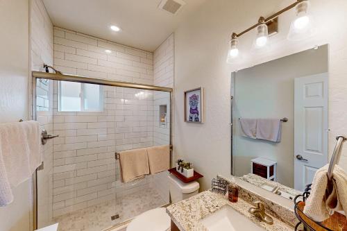 W łazience znajduje się umywalka, toaleta i prysznic. w obiekcie The Stargazer #41 w mieście Flagstaff