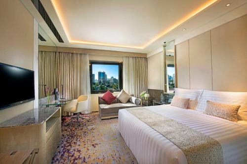 北京的住宿－北京燕莎中心凯宾斯基饭店，酒店客房设有一张大床和一台电视。