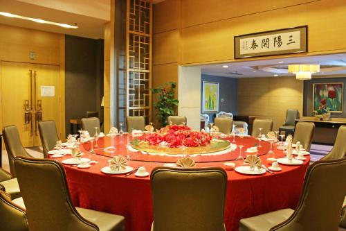 a large table in a conference room with a red table cloth at Holiday Inn Mudanjiang by IHG in Mudanjiang
