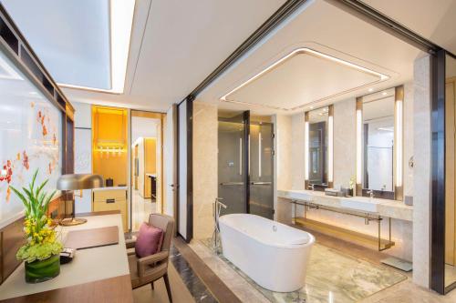 baño con bañera grande y lavamanos en Kempinski Hotel Fuzhou en Fuzhou