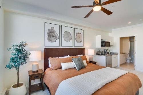 sypialnia z dużym łóżkiem i wentylatorem sufitowym w obiekcie 2 Mi to Fraser Tubing Hill Condo with Fireplace! w mieście Fraser