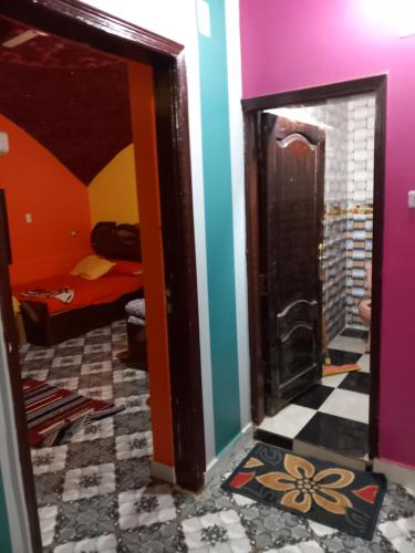 Habitación con una puerta que conduce a un dormitorio en Noupian mother, en Asuán
