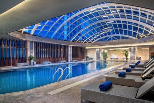 長沙的住宿－长沙凯宾斯基酒店 ，一个带玻璃天花板的大型游泳池