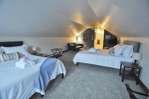 una habitación de hotel con dos camas y un sofá en The Hyde Park Suite - 2 Beds, en Cincinnati