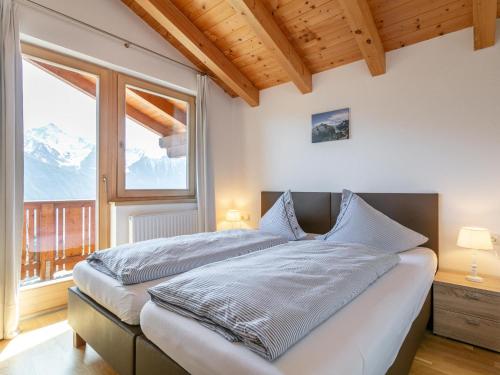 een slaapkamer met een bed en een groot raam bij Hoog Hout in Hippach