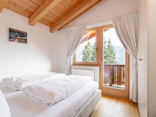 um quarto com uma cama e uma grande janela em Van Dik Hout em Hippach