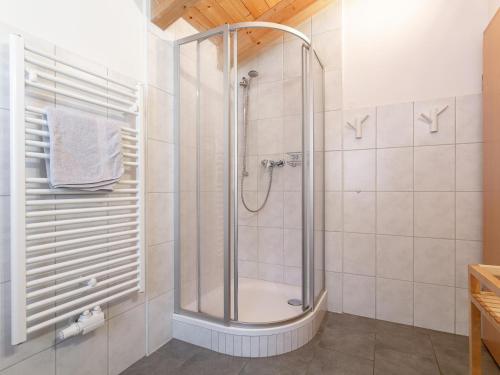 um chuveiro com uma porta de vidro na casa de banho em Van Dik Hout em Hippach