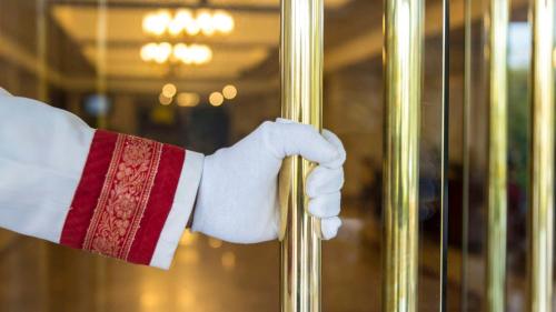 ręka w garniturze Świętego Mikołaja trzymająca słup w obiekcie Kempinski Hotel Ishtar Dead Sea w mieście Swemeh