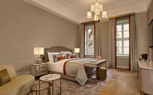sypialnia z dużym łóżkiem i kanapą w obiekcie Hotel Taschenbergpalais Kempinski w Dreźnie