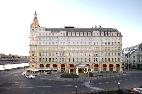 فندق بالتشوغ كمبنسكي موسكو في موسكو: مبنى ابيض كبير وامامه شارع