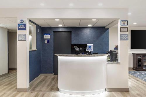 Ο χώρος του λόμπι ή της ρεσεψιόν στο Best Western North Side Inn