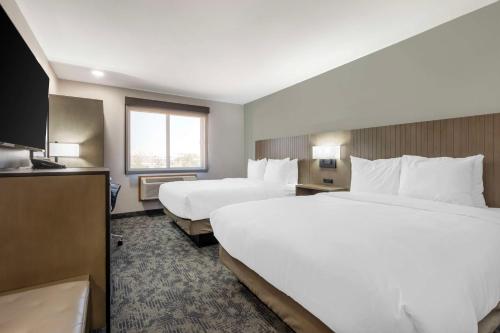 Ένα ή περισσότερα κρεβάτια σε δωμάτιο στο Best Western North Side Inn