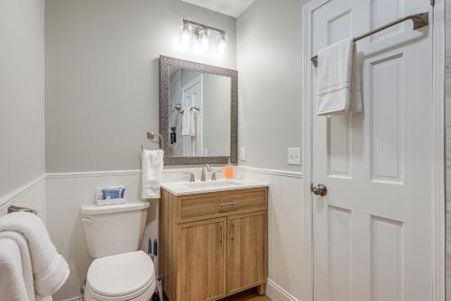 ein Badezimmer mit einem WC, einem Waschbecken und einem Spiegel in der Unterkunft Bernardston Home Near Northfield Mount Hermon! in Bernardston