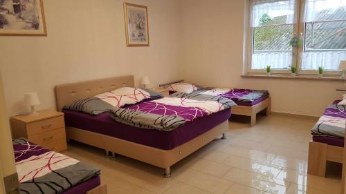 una camera da letto con due letti e una finestra di Holiday Apartment Essen a Essen