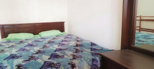 um quarto com uma cama com uma colcha e um espelho em 360 Mount Villa - Peacock Hill em Gampola