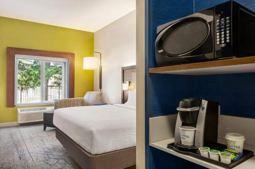 Ένα ή περισσότερα κρεβάτια σε δωμάτιο στο Holiday Inn Express & Suites - Redding by IHG