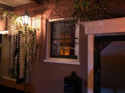 una camera con finestra, lampada e fiori di number 8 a Leida