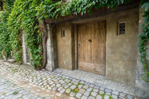 a wooden door on the side of a building at Les chambres du 7 by Juliette - Maison Caerdinael in Durbuy