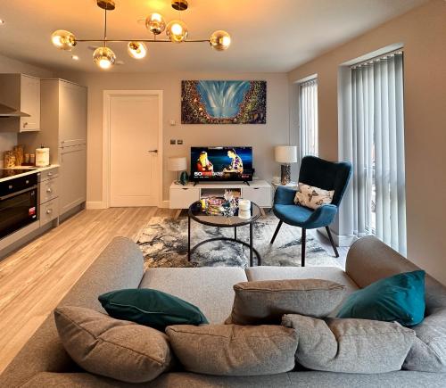 uma sala de estar com um sofá e uma mesa em Luxurious Flat at Leicester Town em Leicester