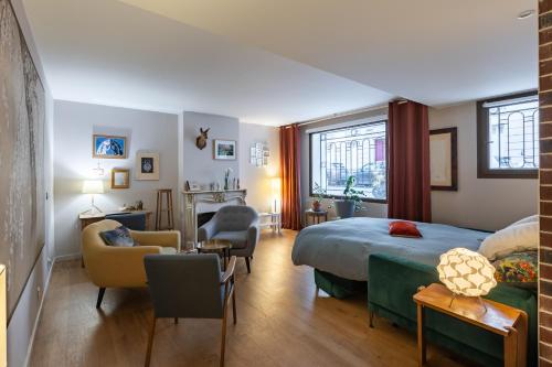 une chambre avec un lit et un salon dans l'établissement Spacieux appartement Paris 17ème - Batignolles, à Paris