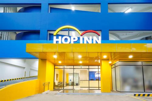 マニラにあるHop Inn Hotel North EDSA Quezon Cityの建物の横に看板を持つmcdonaldsレストラン