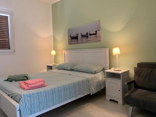 una camera da letto con un letto con una valigia rosa sopra di Librari - Quality confort a Torre Ovo