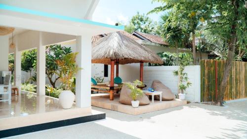 une maison avec un kiosque et une table dans l'établissement The White Bay Lombok, à Kuta Lombok