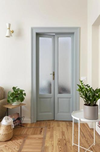 una stanza con una porta e un tavolo con piante di Flakturm Milano a Milano