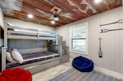 1 dormitorio con literas en una habitación con techo en Lake Buchanan Living en Burnet