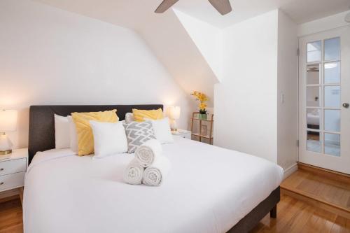 ein Schlafzimmer mit einem großen weißen Bett mit Kissen in der Unterkunft 3 Bedroom with Ocean View Jacuzzi and Parking in San Diego