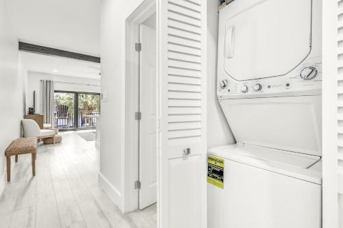 Φωτογραφία από το άλμπουμ του Palms of Seagrove D5, Steps to the Beach, Sleeps 4, Pool, 2 bikes and 5 mins from Seaside σε Seagrove Beach