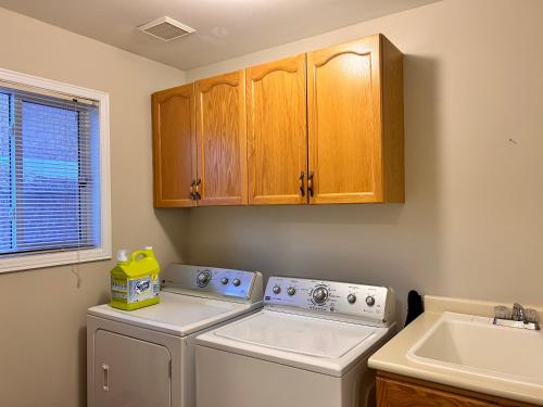 cocina con lavadora y fregadero en 温馨的两室一厅地下室套房独立卫浴5-6, en Bowmanville